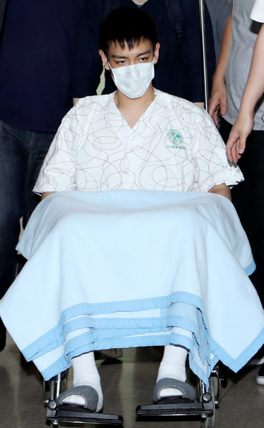 퇴원하는 탑      (서울=연합뉴스) 진연수 기자 = 대마초를 피운 혐의로 재판에 넘겨진 인기그룹 빅뱅 멤버 최승현(예명 탑)이 9일 오후 서울 양천구 이대목동병원 응급중환자실에서 퇴원하고 있다. 2017.6.9       jin90@yna.co.kr  (끝)